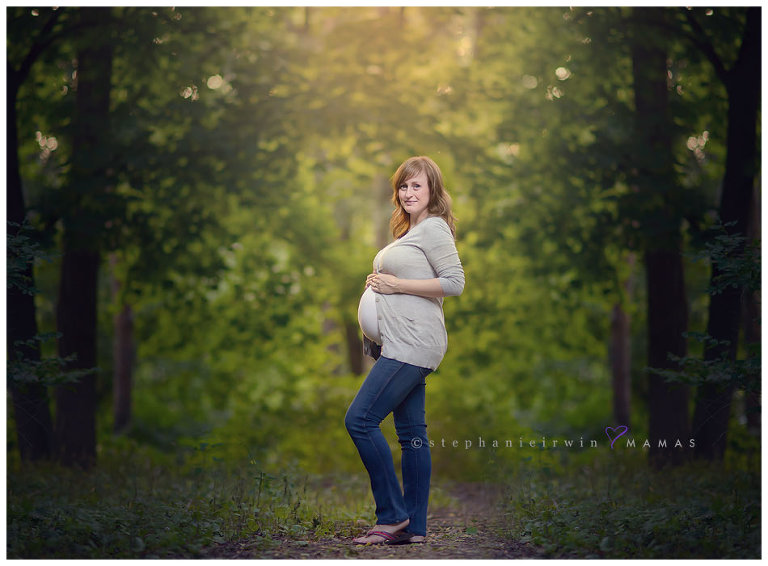 outdoor Toronto maternity photography in the forests of Alexander Muir Memorial Gardens