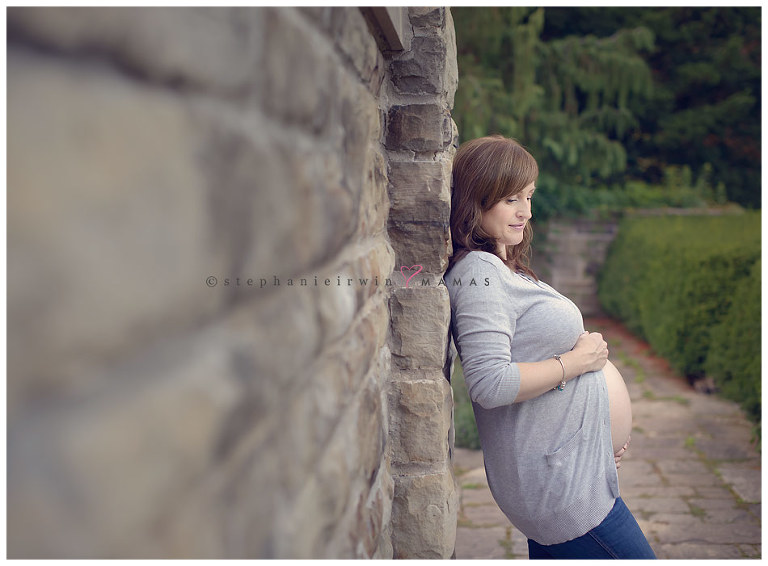 beautiful image of mama-to-be captured at Alexander Muir Memorial Gardens by outdoor Toronto maternity photographer Stephanie Irwin 